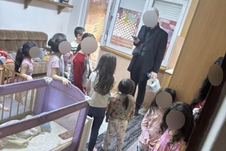 SUDSKI STRAŽAR I NJEGOVA MAJKA TRGOVALI DJECOM? Novi detalji užasa u Brčkom: 31 dijete zatečeno u KUĆI STRAVE, među njima bilo i BEBA SUDSKI STRAŽAR I NJEGOVA MAJKA TRGOVALI DJECOM? Novi detalji užasa u Brčkom: 31 dijete zatečeno u KUĆI STRAVE, među njima bilo i BEBA