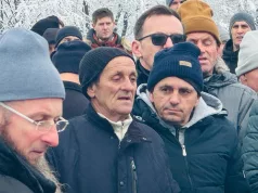 Stotine ljudi na dženazi Ineli Selimović i njenom sinu: Otac Sead neutješan, držali ga da ne padne