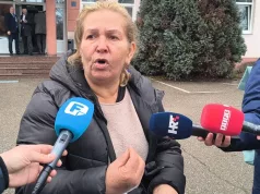Pustili iz pritvora babu koja je ostavila djecu u kući strave u Brčkom: “Dala sam 300 evra, imam 108 unučadi”