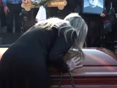 Sahranjen Saša Popović: Ispraćen uz pjesmu “Svirci moji”, Suzana pala na sanduk i ljubila ga