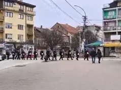 Policija čuva zgradu opštine Vlasotince: Građani je zasuli jajima