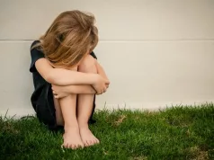 HOROR! UHAPŠENI MAJKA I OČUH MONSTRUMI: Djevojčica (7) pronađena u kući strave sa podlivima i opekotinama od cigareta po tijelu!
