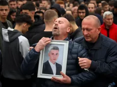 (VIDEO) POLICAJAC MRTVOG SINA IZNIO NA RUKAMA IZ DISKOTEKE SMRTI Nesrećni čovjek bio na dužnosti u vrijeme tragedije, kolege mu odmah ODUZELE PIŠTOLJ u strahu da NE NAUDI SEBI (FOTO)