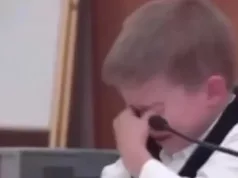 DJEČAK (7) GRCA U SUZAMA DOK OPISUJE KAKO JE MAJKA UBILA NJEGOVU SESTRU: Mališan prisustvovao HORORU, sve je ispričao pred sudom! (VIDEO, FOTO)