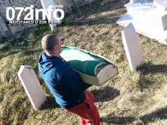 Srce slomljeno od tuge: Otac Muris ponovo nosi tabut svog djeteta (FOTO)