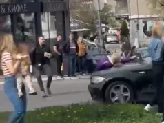 Težak incident u Žarkovu: Vozač “pokupio” ženu koja je bila u protestnoj šetnji, pa je vozio na haubi!