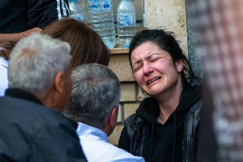 Potresne scene ispred bolnice u Kočanima: Suze i vapaj roditelja čija su djeca stradala u požaru Potresne scene ispred bolnice u Kočanima: Suze i vapaj roditelja čija su djeca stradala u požaru