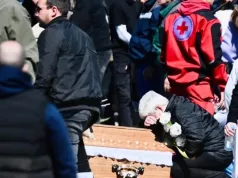 “SRCE MOJE, DUŠO MOJA, NEMOJ DA ME NAPUŠTAŠ, LJUBI TE MAJKA TVOJA” Plač i krici se prolamaju grobljem u Kočanima: Mrtvi smo, mrtvi, ovo mjesto je ugašeno (FOTO)