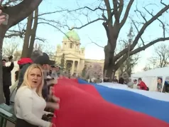 “OSTAJEMO OVDE, NEMA POVLAČENJA” Studenti iz Pionirskog parka razvili srpsku trobojku dugu 30 metara (VIDEO)