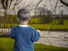 Dječak (2) pao u rijeku, stariji brat s dedom pokušao da ga spase: Tragedija potresla region