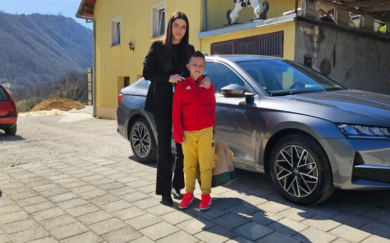 Dječak Edi Tufek u poplavama izgubio oba roditelja. Sada će od dobrih ljudi dobiti novi dom Dječak Edi Tufek u poplavama izgubio oba roditelja. Sada će od dobrih ljudi dobiti novi dom