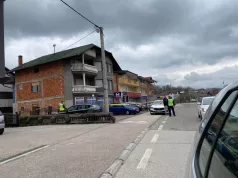 Tragedija u Sanskom Mostu: Tijelo mladića pronađeno u automobilu ispred kladionice