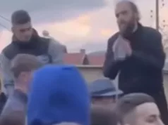 (VIDEO) “HAJDE DA SAHRANIMO DJECU, PA SPALITE GRAD AKO ŽELITE” Pop smirivao bijesne građane Kočana da ne sruše kuću gradonačelnika