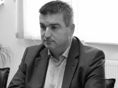 “JUČE ČESTITKA ZA ROĐENDAN, DANAS NESTALA CIJELA PORODICA” Poslanik Srđan Todorović juče napunio 45 godina, a dan kasnije poginuo sa ženom i kćerkom