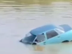 MISLIO DA JE AUTOM UBIO BICIKLISTU, PA NAMJERNO SLETIO U SAVU DA SEBI PRESUDI! Komšija preživio, on se UTOPIO! Nezapamćena tragedija! (FOTO)