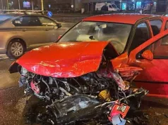 Teška nesreća u Tuzli: Dvije osobe prebačene na UKC, automobil smrskan