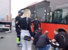 DJEVOJKA ISPALA IZ AUTOBUSA USLIJED SUDARA, BORE JOJ SE ZA ŽIVOT! Stravična nesreća: Više osoba povrijeđeno, dijelovi vozila rasuti po putu