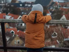 DJEČAK (4) PAO SA PETOG SPRATA ZGRADE Zadobio teške povrede, jedna stvar mu je spasila život