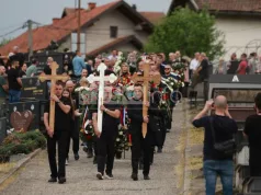 (FOTO) TUGA BEZ KRAJA Doboj u tišini, Srđan, Biljana i njihova Ana ispraćeni na vječni počinak