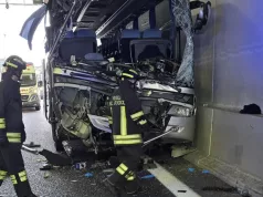Tragedija: Autobus sa djecom se zabio u kamion, sve snimile kamere