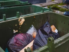TIJELO BEBE PRONAĐENO U KESI NA DEPONIJI Jeziva scena
