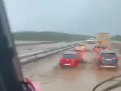 (VIDEO) APOKALIPTIČNE SCENE NA AUTO-PUTU Kiša i grad pretvorili saobraćajnice u rijeke, vozila “plivaju” kroz blato i mulj