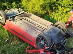 Teža nesreća u Banjaluci: Vozilo na krovu, točak otpao
