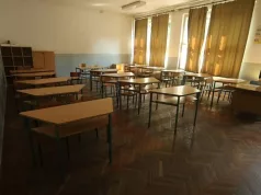 DRAMA U ŠKOLI! NA DIJETE PALA ŠKOLSKA KLUPA Djevojčica (7) se povrijedila u produženoim boravku: Ljekari se bore da joj spasu prst