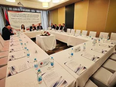 “Pomalo je tužno”: Dodik postavio stolove, pripremio ceduljice, servirao piće – i “izvisio