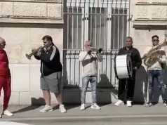 Mostarac razvod pretvorio u slavlje: Na sudu se pojavio s trubačima, nastavili su u kafiću