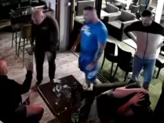 Video / Mangupi maltretirali konobaricu, a onda se pojavio gazda: Pogledajte šta se dalje desilo