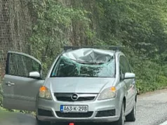 Poznat identitet mlade doktorice koja je stradala u nesreći kod Foče Tragedija kod Foče: Poginula doktorica iz Sarajeva, stijena pala na automobil