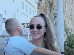 “PRESTAO JE DA GOVORI” Naša pjevačica lila suze zbog sina, sada otkrila nove detalje: “Sama ga podižem, bez ičije pomoći”