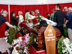 FOTO Pokopan Josip Pejaković: Među brojnima na pogrebu bili su Dino Merlin i Hanka Paldum