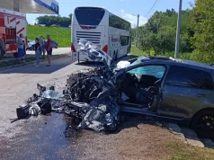 Podlegao povredama vozač Golfa koji je imao težak sudar s autobusom