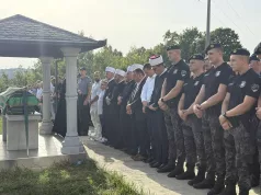 Rijeka ljudi na dženazi stradalom policajcu Samiru Mustafiću