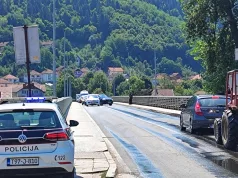 Protestuje zbog Dodika: Muškarac u Goraždu automobilom blokirao Most žrtava genocida