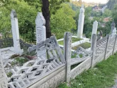 Cazin: Mladić (18) nakon svađe s djevojkom demolirao lokalno mezarje