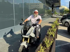 Pezić zapalio društvene mreže fotografijom na motoru: ‘Eto vam haram, blokirani ste!