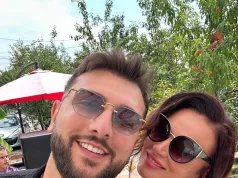 Denijal Ahmetović objavio fotografiju sa majkom: Javnost u šoku – “Mlađa je od tebe!”