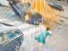 VIDEO: Dramatična nesreća u Banjaluci, pogledajte kako je ova žena za dlaku izbjegla smrt