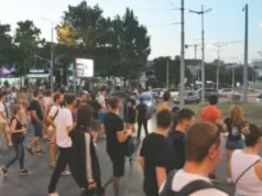 Počinju veliki protesti u Srbiji: Blokade u Beogradu, pojavili se “Momci u crnom”