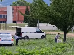 UŽAS U BANJALUCI: Muškarac sebi isjekao vene u dvorištu škole, tijelo našli komunalci