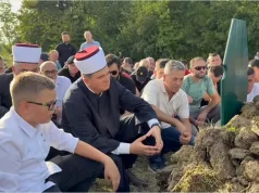 Sin policajca Samira uči fatihu svom ocu na mezaru