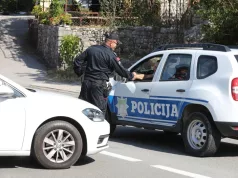 ŽENA PRETUKLA PARTNERA TOKOM VOŽNJE Prvo ga ugrizla, pa ga udarila pesnicom u glavu