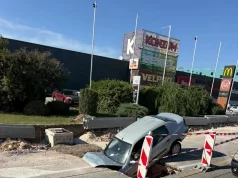Žena (67) automobilom upala u rupu duboku 1,5 metar