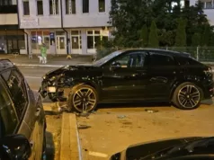 Banja Luka: Pijana djevojka Porscheom udarila u stub rasvjete, pa polupala nekoliko vozila