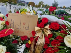 Rijeka ljudi i dalje pristiže na grob Halida Bešlića
