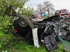 Stravična nesreća kod Beča: BMW od 130.000 eura potpuno izgorio, povrijeđena trojica maloljetnika