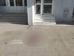 Djevojka pala sa drugog sprata na dostavljača – oboje teško povrijeđeni